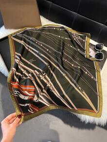 1条优雅链条印花70厘米丝滑小方巾，女士时尚多功能头巾，可作腰带、包包装饰围巾，适合日常佩戴 - 軍綠色 - 查看 2