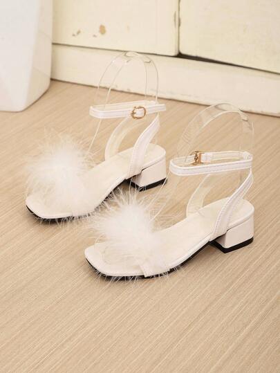 这款米色羽毛透明粗跟凉鞋适合儿童在夏季穿着，可用于日常生活、休闲场合、轻度正式活动、与朋友玩耍、日常外出和户外聚会。