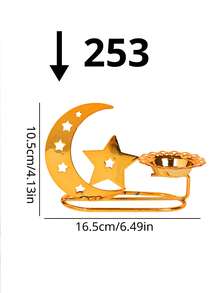 一套星月造型镂空烛台。此烛台由金属制成。主体由新月和五角星组合而成，新月边缘镶嵌数颗镂空星形，五角星中心有一个星形镂空。 - 彩色 - 查看 13