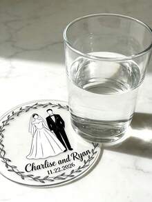 1件定制婚礼杯垫，可个性化定制文字、花环和婚礼服饰图案，婚礼回礼及装饰设计，实用独特又优雅，适合作为送给她的时尚礼物/结婚纪念日纪念品/情侣礼物，是情侣/新婚夫妇/爱人的理想之选，也是婚礼庆典的完美之选。