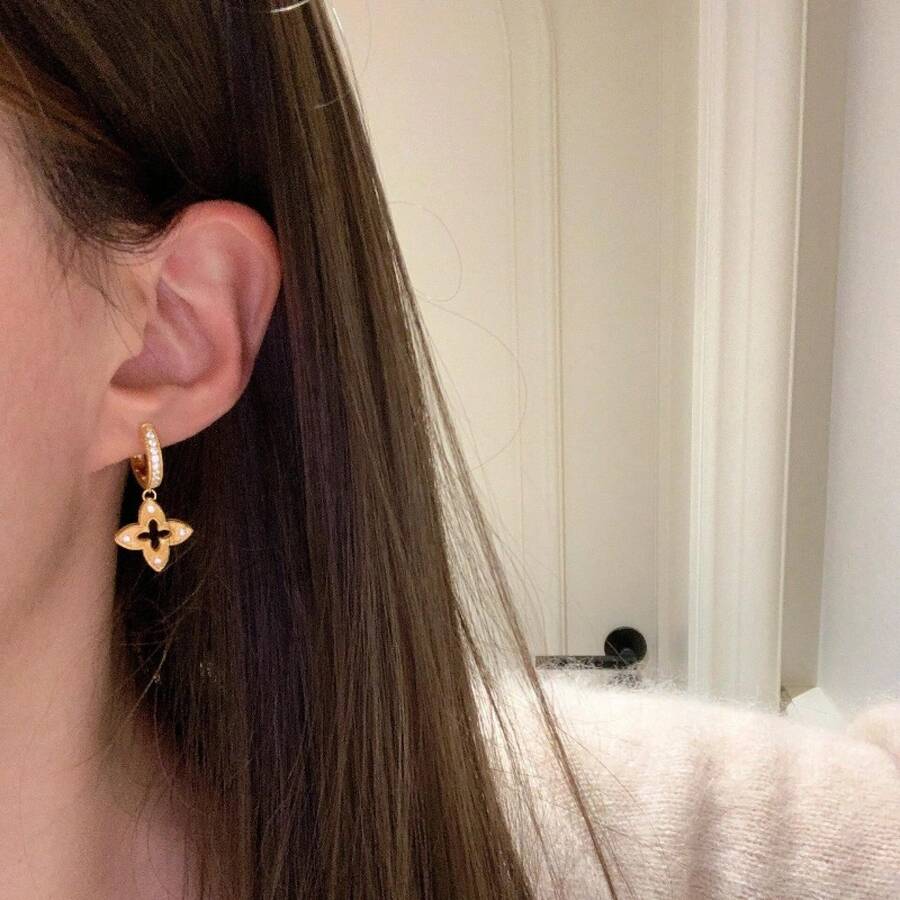 Women Dangle Earrings - Bông tai hình cỏ bốn lá đính kim cương chạm khắc tinh xảo. - Xem 1