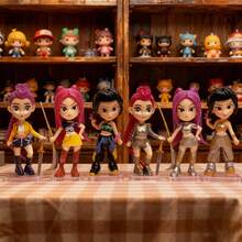 精美K-Pop组合玩偶摆件套装 - 迷你人偶，发型和服装设计逼真，非常适合摆放在架子上展示和粉丝收藏（玩偶有轻微瑕疵，属于正常现象） - 彩色 - 查看 7