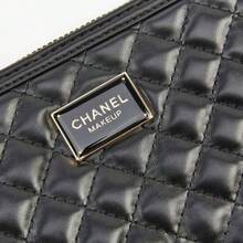 CHANEL 黑色菱形格纹不对称化妆包，配金属吊坠，多功能防水化妆品收纳袋，Y2K时尚礼物，适合送朋友、生日或日常美妆收纳。 - 黑色 - 查看 6