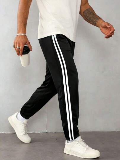 男士休闲运动慢跑裤，可调节腰部抽绳，白色条纹，带口袋，面料舒适，适合跑步和日常穿着。