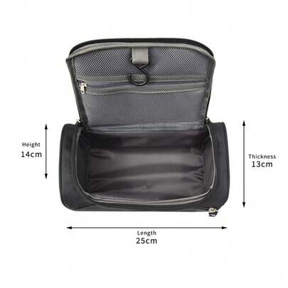 这款25*17*13厘米的大容量化妆洗漱包采用牛津布材质，防水便携。配有提手和挂钩，收纳功能强大，轻巧方便，采用双向拉链设计。主隔层空间充足，可容纳奶瓶、牙刷、牙膏、旅行装洗发水、剃须刀、剃须膏等旅行洗漱用品。