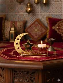 一套星月造型镂空烛台。此烛台由金属制成。主体由新月和五角星组合而成，新月边缘镶嵌数颗镂空星形，五角星中心有一个星形镂空。 - 彩色 - 查看 1