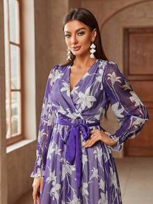 Đầm dài dáng chữ A thanh lịch dành cho nữ, in họa tiết, tay dài, thiết kế cổ chéo, thắt lưng màu tương phản, chi tiết nhún ở cổ tay, thích hợp cho kỳ nghỉ xuân. - Màu tím - Xem 4