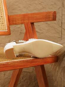 新款时尚女士尖头珍珠装饰镂空粗跟白色休闲舒适高跟鞋