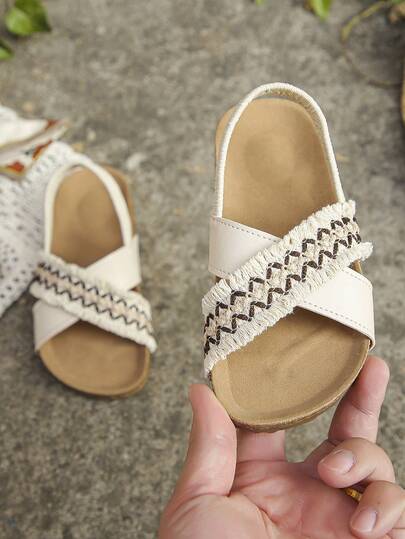 1双儿童拼接复古平底凉鞋，适合夏季户外活动和上学穿着。