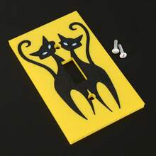 1个亮黄色背景黑猫贴纸开关装饰框，3D卡通猫墙壁开关面板装饰，适用于客厅和卧室墙壁开关装饰，附带螺丝，无需电源