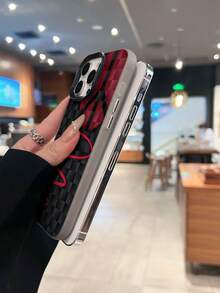 Diseño de símbolo de la paz con líneas rojas y fondo negro. Esta elegante funda es compatible con los modelos  17, 16, 15, 14 Pro Max, 13, 12, 11, XR y XS Plus. Fabricada en silicona TPU y PBT, ofrece protección contra golpes y caídas, además de una sensación superior. Es un regalo ideal para familiares, amigos y seres queridos. - Negro - Ver 6