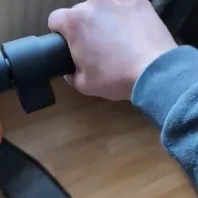Tay ga xe tay ga màu đen này được thiết kế để tăng cường sự thoải mái và khả năng điều khiển khi lái xe. Nó có bề mặt chống trượt, thiết kế công thái học, ôm sát hình dạng bàn tay. Thiết kế có vân đảm bảo độ bám chắc chắn ngay cả trong điều kiện ẩm ướt, giúp giảm mỏi tay hiệu quả khi lái xe lâu. Chất liệu cao su mềm hoặc TPE có khả năng hấp thụ rung động, mang lại trải nghiệm điều khiển mượt mà và nhạy bén hơn, cho dù bạn đang di chuyển trong thành phố.
