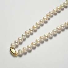 DARA 8-9毫米极光淡水养殖珍珠项链，散发高端冷光，瞬间提升您的气质；配有精美礼盒，传递您的爱意。拆开包装，为您的爱人、姐妹和母亲带来温馨与仪式感。