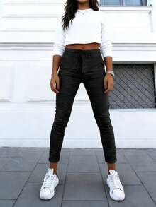 女士弹力破洞口袋抽绳牛仔裤，秋季休闲裤，多种颜色可选，带口袋，弹力舒适。其他款式包括：妈妈牛仔裤、男友牛仔裤、女士牛仔裤、心形扣牛仔裤、抽绳牛仔裤、弹力牛仔裤、补丁牛仔裤、弹力腰牛仔裤、牛仔牛仔裤、复古牛仔裤、带口袋的男友牛仔裤以及秋季弹力牛仔裤。 - 黑色 - 查看 3