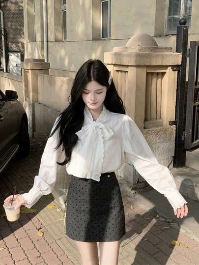 女士钩针蝴蝶结V领泡泡袖上衣