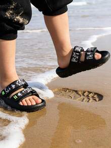 1 đôi giày trẻ em đế cao su và nhựa nhẹ màu đen, thiết kế khóa đôi, bề mặt họa tiết rằn ri đen trắng, khóa trang trí màu xanh lá cây/trắng huỳnh quang, đế chống trượt, dép hở mũi, thích hợp cho trẻ em đi học hè ở nhà, các hoạt động thường ngày và thể thao nhẹ ngoài trời năm 2026. - màu đen - Xem 2