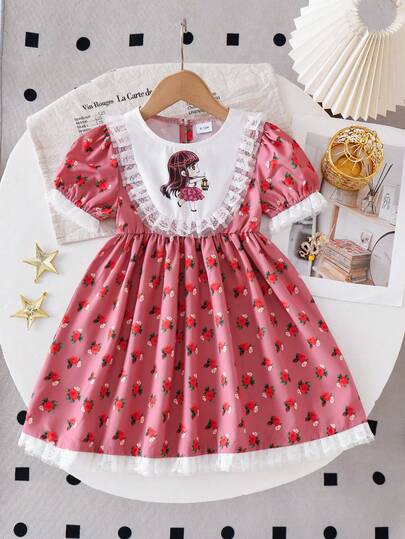 女婴圆领泡泡袖卡通图案连衣裙，领口、袖口和下摆饰有白色蕾丝，甜美可爱。适合夏季外出、节日氛围和日常穿着。