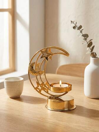 一套/件星月镂空分层烛台。这款烛台采用金属材质，由多个弧形支架构成新月形，并饰以雕刻的小月亮和立体五角星。中心为圆形烛台托盘，底座为圆柱形，呈现出星月交错的层叠效果。适用于装饰卧室、现代客厅、艺术书店、卧室书桌和餐桌，也非常适合在开斋节或其他节日等场合使用。