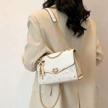 Bolso cuadrado con solapa decorado con lazo y perlas falsas, cadena de moda, PU brillante, mini bolso de solapa de moda para estudiantes, correa de hombro ajustable. El mejor regalo personalizado para mujeres, madres y novias, los mejores regalos del Día de la Madre - Beis - Ver 7