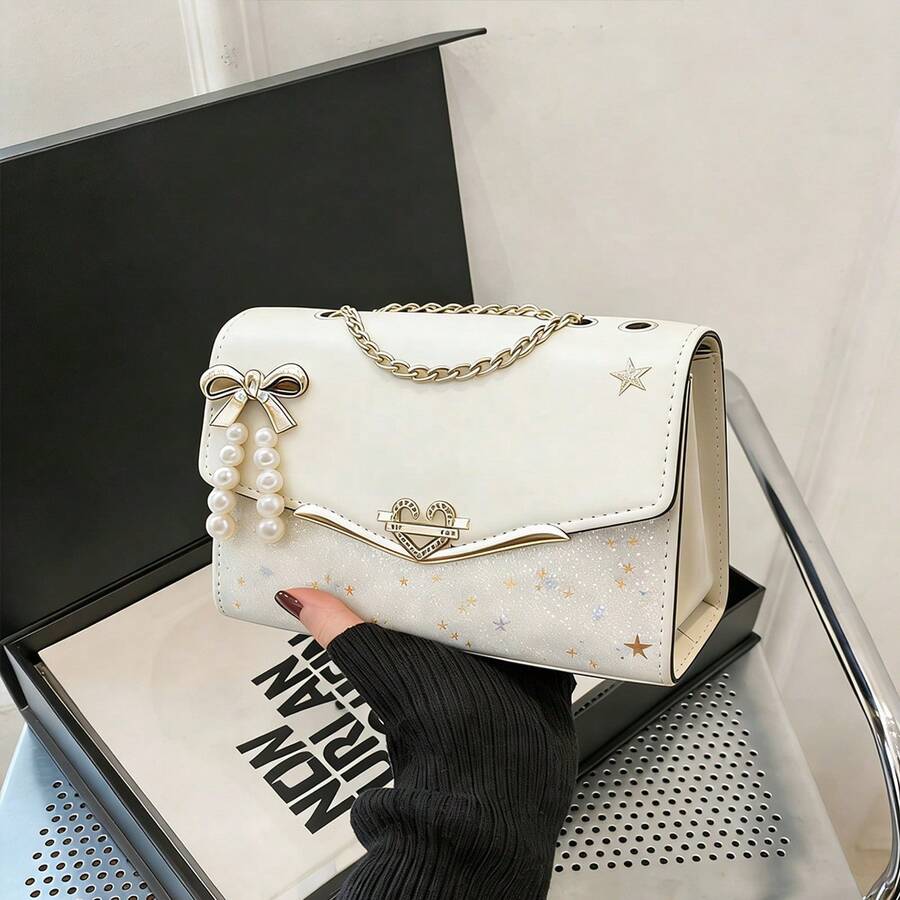 Bolso cuadrado con solapa decorado con lazo y perlas falsas, cadena de moda, PU brillante, mini bolso de solapa de moda para estudiantes, correa de hombro ajustable. El mejor regalo personalizado para mujeres, madres y novias, los mejores regalos del Día de la Madre - Beis - Ver 1