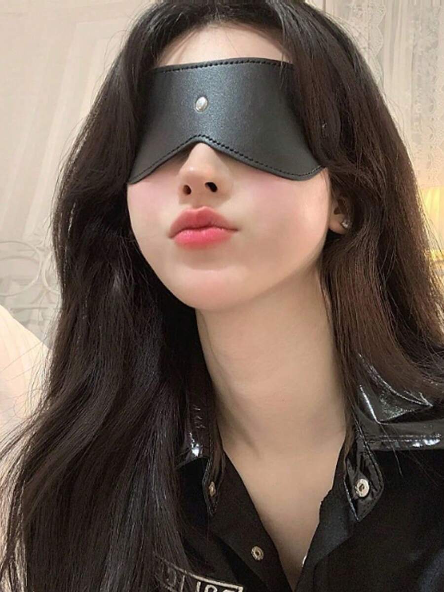 1pc Women's Leather Blackout Eye Mask, 3-Stud Sleep Mask