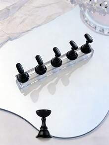 1 个小型美甲底座，带磁性底座，用于放置和展示按压式美甲装饰、假指甲底座、美甲底托、美甲练习工具、美甲沙龙设备和装饰品。适用于美甲沙龙存放和展示美甲工具，以及 DIY 和练习美甲配件。 - 彩色 - 查看 6