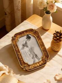 Khung ảnh mạ vàng cổ điển sang trọng - Một khung ảnh trang trí theo phong cách Baroque thanh lịch, rất phù hợp với các tác phẩm nghệ thuật ba lê. Có thể dùng làm vật trang trí trên bàn trang điểm trong phòng ngủ, và cũng là một món quà tuyệt vời cho những người yêu nghệ thuật và đam mê trang trí nhà cửa. - Vàng - Xem 4