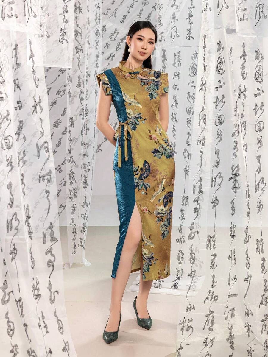 女士立领侧打结开衩下摆连衣裙，饰有不对称仙鹤印花 - 修身现代中式旗袍风格连衣裙，适合商务午餐、正式办公室活动、画廊开幕式、婚礼宾客场合和文化聚会。