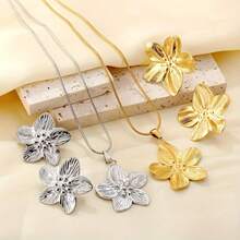 Ensemble de collier pendentif et boucles d'oreilles fleurs grandes rétro élégantes, style européen et américain. En acier inoxydable, imperméable et hypoallergénique. Cadeau raffiné pour accessoires de bijoux à porter au quotidien pour les femmes. - Ensemble de fleurs - Voir 2