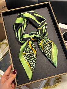 1条优雅复古绿色动物纹仿丝70厘米方巾，时尚百搭，可作头巾、腰带、包包装饰、发饰，适合日常佩戴、配饰、沙滩巾等。 - 綠色 - 查看 5