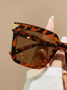 Óculos de Sol Unissex Quadrados Retrô Marrons com Estampa de Leopardo (1 Par), Ideais para o Verão, Férias, Festivais de Música Eletrônica, Estilo Urbano, Estilo Esportivo, Pesca, Viagens, Passeios em Família, Caminhadas, Golfe, Looks de Férias, Dirigir, Atividades ao Ar Livre, Trajes Elegantes, Praia, Festas e Ambiente de Férias - chá com estampa de leopardo - Ver 3