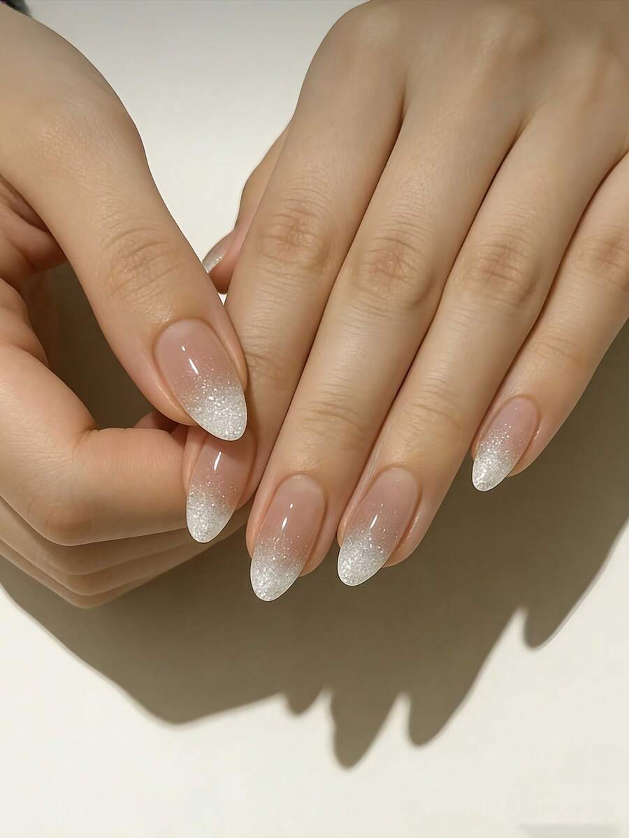 用24片杏仁方形按压式美甲片表达你的爱意，清新白色渐变银色闪粉裸色假指甲，全覆盖式假指甲贴片，适合女性和女孩。包含美甲沙龙套装，内含1片果冻胶和1个锉刀。果冻胶随机发货。 - 白色 - 查看 1