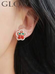 一对可爱甜美的樱花耳钉，适合少女日常及节日佩戴。