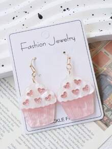 一对可爱的亚克力情人节耳环，饰有闪亮甜美的心形图案，是完美的节日礼物。