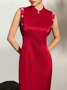 女士优雅无袖立领镶钻纯色缎面新款中式旗袍连衣裙——现代中式正式礼服，适合婚礼、晚宴、公司庆典、外交招待会和文化庆典 | 修身剪裁，融合优雅 - 紅色 - 查看 9