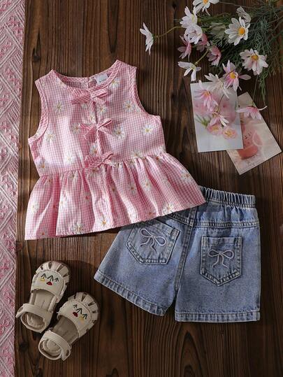 女婴及女婴甜美粉色条纹雏菊无袖上衣和浅蓝色牛仔短裤套装，粉色蝴蝶结