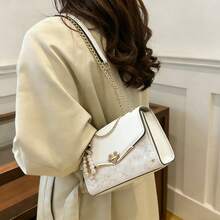 Bolso cuadrado con solapa decorado con lazo y perlas falsas, cadena de moda, PU brillante, mini bolso de solapa de moda para estudiantes, correa de hombro ajustable. El mejor regalo personalizado para mujeres, madres y novias, los mejores regalos del Día de la Madre - Beis - Ver 8