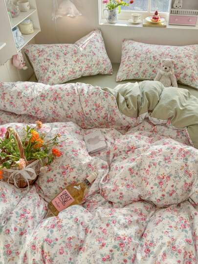 一套花卉图案床上用品，包括1个被套+1个床单+2个枕套，象牙色底，浪漫花卉图案，纯浅绿色，柔软亲肤，四季皆宜，不含填充物。