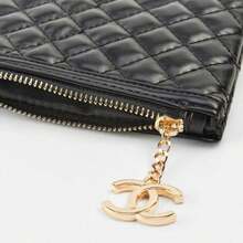 CHANEL 黑色菱形格纹不对称化妆包，配金属吊坠，多功能防水化妆品收纳袋，Y2K时尚礼物，适合送朋友、生日或日常美妆收纳。 - 黑色 - 查看 5