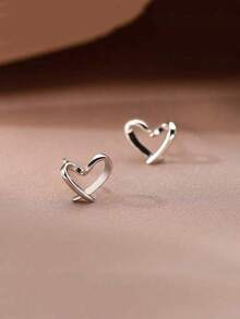 时尚简约迷你心形耳钉，可爱少女风镂空心形耳环，女士ins风优雅耳骨钉，铜质，精致饰品，适合女性日常及节日佩戴，四季皆宜，适合作为新年及情人节礼物。