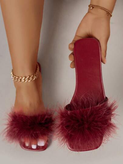 2026春夏新款女士平底凉鞋，休闲时尚，百搭实用，防滑鞋底，露趾设计，夏季必备，海滩度假理想之选，一脚蹬设计，适合日常穿着，也适合派对和户外活动，是送给时尚女性的理想情人节礼物。