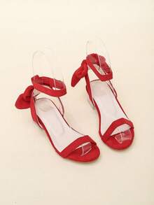 Đôi sandal cao gót mũi nhọn trong suốt màu đỏ có nơ dành cho trẻ em này phù hợp cho mùa hè, mặc thường ngày, những dịp trang trọng nhẹ, đi chơi với bạn bè, dạo chơi và các hoạt động ngoài trời. - Đỏ - Xem 3