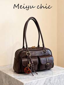 经典小丑纯色PU防水布包，字母图案装饰，多口袋贝壳包，可作单肩包或腋下包使用，配有吊坠，适合旅行、购物、通勤、聚会、约会和新年等场合。复古女士手提包，街头风日系时尚包。