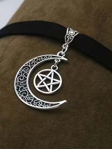 1件波西米亚复古哥特式镂空花卉新月星项链，适合女性佩戴，可用于度假、派对和日常佩戴。