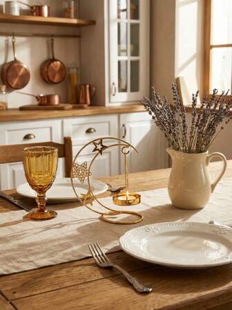 1 st/set ihålig ljusstake med stjärna och måne. Ljusstaken är tillverkad av metall. Halvmånen och den femuddiga stjärnan är de centrala dekorativa formerna, med en stjärnformad ihålig design, vilket är en typisk stjärn-och-måne-tema stil. Den är lämplig för att inreda sovrum, exklusiva vardagsrum, konstnärliga bokhandlar, sovrumsskrivbord, matbord och är även idealisk för festliga inredningar vid tillfällen som Eid eller årsdagar.