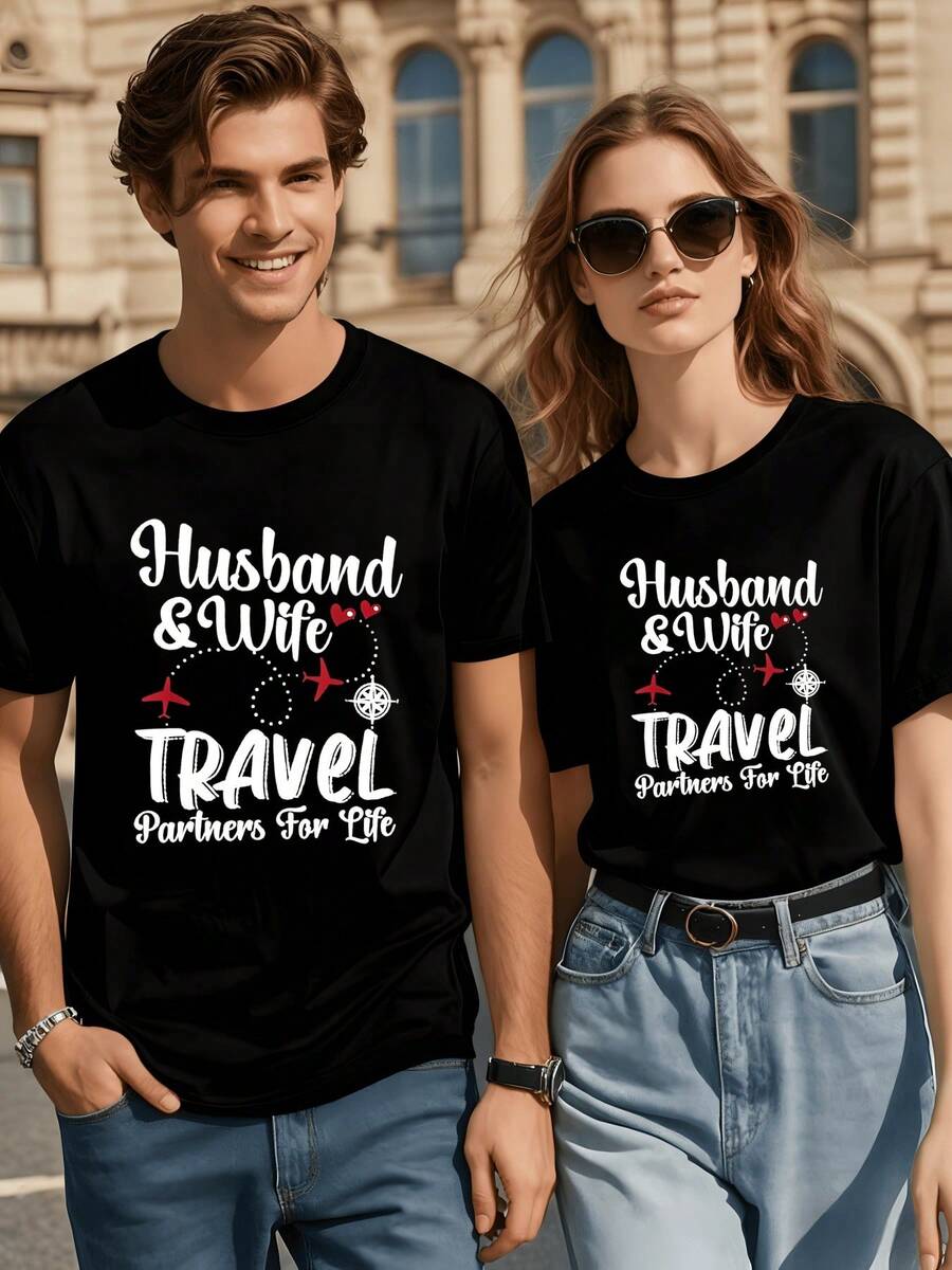 Texto de pareja viajera con frase esposo y esposa compañeros de viaje para toda la vida acompañado de aviones y brújula transmitiendo amor y aventura en camiseta de hombre 100% algodón 220g - Negro - Ver 1