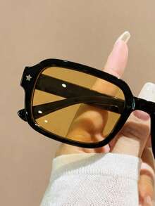 1 Cặp kính râm unisex hình chữ nhật thời trang họa tiết ngôi sao, gọng màu vàng, thích hợp cho du lịch ngoài trời, lái xe, cắm trại, sinh hoạt hàng ngày, chụp ảnh đường phố, hẹn hò, kỳ nghỉ hè ở bãi biển, các hoạt động ngoài trời, du lịch. Gọng kính mắt mèo giản dị, thích hợp cho các buổi đi chơi, mùa tựu trường và nhiều dịp khác. - Màu vàng - Xem 3