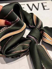 1条优雅链条印花70厘米丝滑小方巾，女士时尚多功能头巾，可作腰带、包包装饰围巾，适合日常佩戴 - 軍綠色 - 查看 3