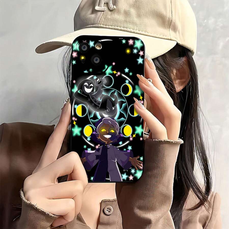 Personaje sonriente con formas cósmicas en una escena oscura. Esta elegante funda es compatible con los modelos  17, 16, 15, 14 Pro Max, 13, 12, 11, XR y XS Plus. Fabricada en silicona TPU, ofrece protección contra golpes y caídas, además de una sensación superior. Es un regalo ideal para familiares, amigos y seres queridos. - Negro - Ver 1