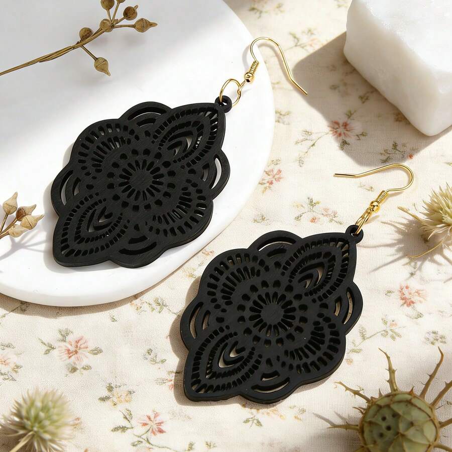 1 đôi bông tai mặt dây chuyền bằng gỗ chạm khắc họa tiết ren.